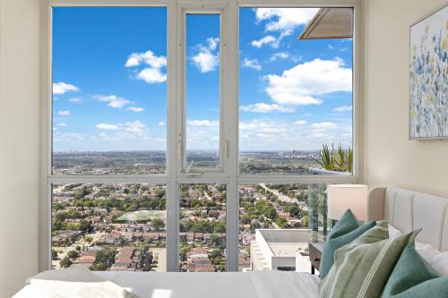 米西索加Ultra Luxurious 2.5 Bedroom 2 Full Bathroom 1 Parking Condo Near SQ1 Striking Views的一间卧室设有俯瞰城市的大窗户