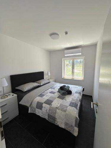 En eller flere senge i et værelse på Robić Apartments 2