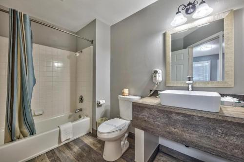 ein Badezimmer mit Waschbecken, Toilette und Spiegel in der Unterkunft Lake Ridge South Lake Tahoe in South Lake Tahoe