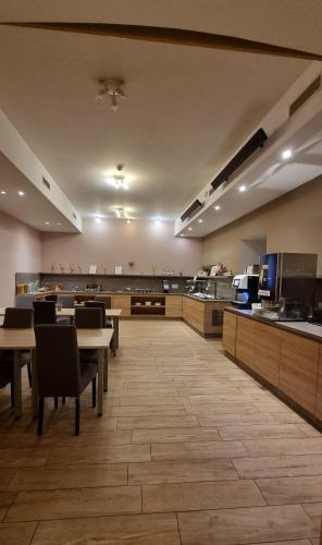 A kitchen or kitchenette at Hotel Emonec