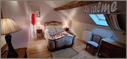 Ένα ή περισσότερα κρεβάτια σε δωμάτιο στο Maison champètre avec 8 couchage à 35' disney proche studio cinéma TSF 77 au milieu d'un corps de ferme