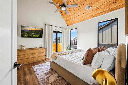 Giường trong phòng chung tại Splashing Views