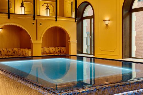 Baseinas apgyvendinimo įstaigoje Hotel Bristol arba netoliese
