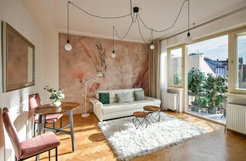 Χώρος καθιστικού στο Romantic Cathedral View Apt Old Town, Balcony