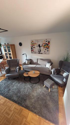 ein Wohnzimmer mit zwei Sofas und einem Tisch in der Unterkunft Ferienwohnung Hedy in Prien am Chiemsee