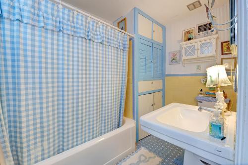 baño con cortina de ducha azul y lavamanos en 3BR 2BA Historic Mid City family BACH parties FQ!!, en Nueva Orleans