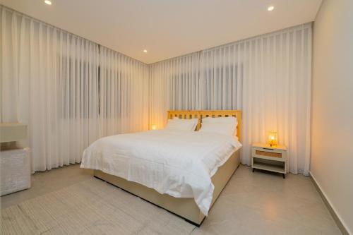 Giường trong phòng chung tại Maria Suites 2