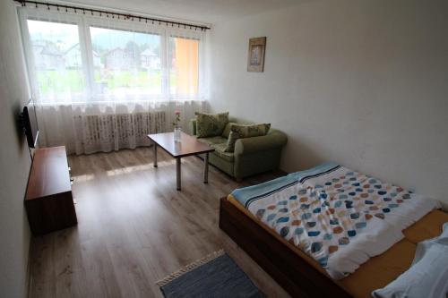 1 dormitorio con cama, sofá y mesa en Apartment Igor, en Lúčky