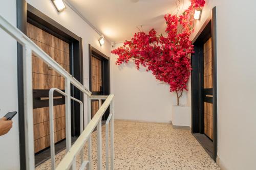 ein Flur mit einem Strauß roter Blumen an der Wand in der Unterkunft Maria Suites 2 in Aqaba