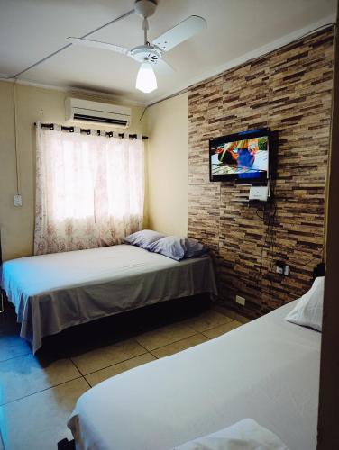 Кровать или кровати в номере kitnet family - 2 quadras da praia da Enseada