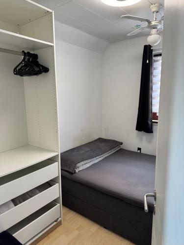 Ένα ή περισσότερα κρεβάτια σε δωμάτιο στο Flot Moderne Hus