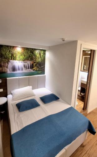 A bed or beds in a room at Hotel Emonec