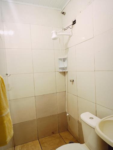 Ванная комната в kitnet family - 2 quadras da praia da Enseada
