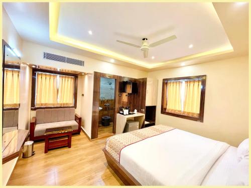 Postel nebo postele na pokoji v ubytování Sea View From Rooftop The AOP Luxuaray Hotel - Jagannath Temple - Sea Beach - Lift-Parking And Restaurant Facilities - Fully Air Conditioning Luxuary Rooms - Best Hotel In Puri