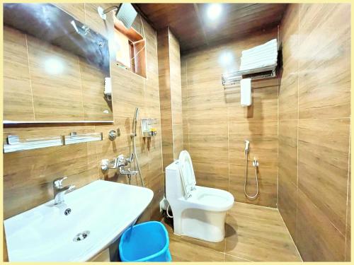 ein Badezimmer mit weißer Toilette und Waschbecken in der Unterkunft Sea View From Rooftop The AOP Luxuaray Hotel - Jagannath Temple - Sea Beach - Lift-Parking And Restaurant Facilities - Fully Air Conditioning Luxuary Rooms - Best Hotel In Puri in Puri