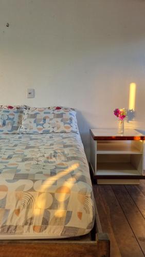 una camera con un letto e un comò con una candela di Casa luz a Pipa