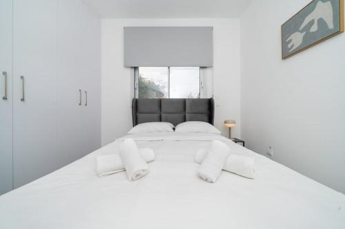AglantziaNew 2 bedroom flat in Aglantzia的白色卧室配有白色大床和白色枕头