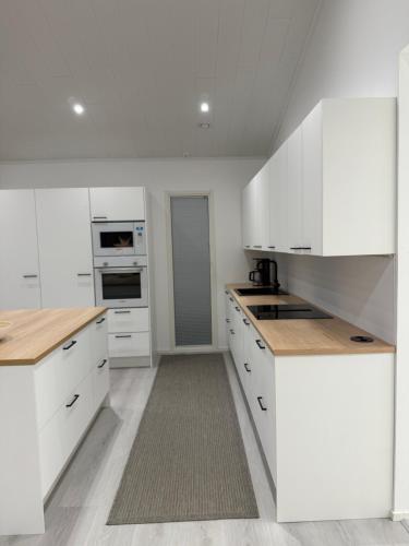 Η κουζίνα ή μικρή κουζίνα στο Brand new luxury house Villa puomikuja