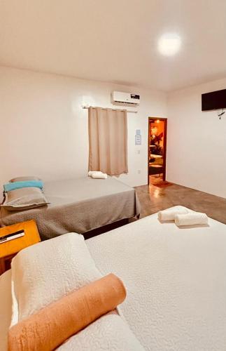 Ένα ή περισσότερα κρεβάτια σε δωμάτιο στο Suítes duplas e triplas com piscina em Fortim