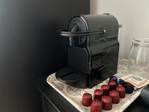 锡根Elegantes Zimmer in historischer Villa in Siegen-Eiserfeld的柜台上放着一台咖啡机和一些红苹果。