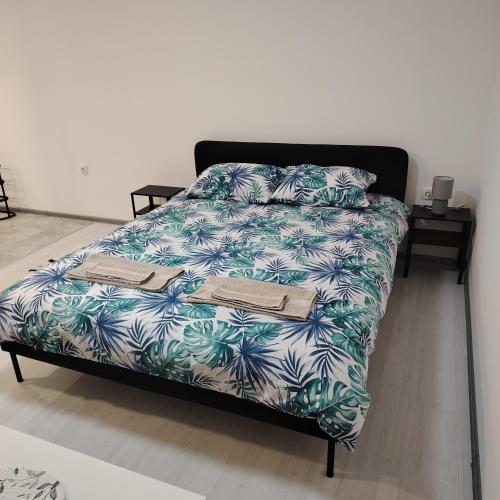 En eller flere senge i et værelse på Elena Airport Apartments