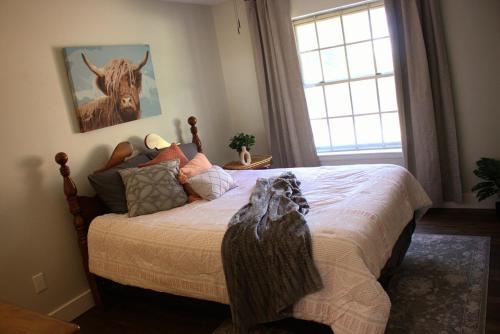 En eller flere senge i et værelse på Longleaf Retreat- Saltwater Pool