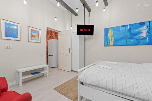 una camera da letto con un letto e un cartello sul muro di The Brick Loft 1BR Calea Victoriei a Bucarest