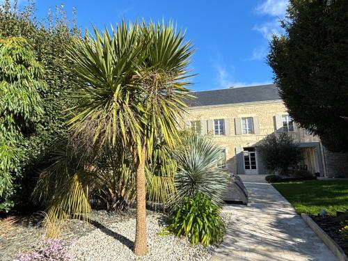 een palmboom voor een gebouw bij Villa Merma in Luçon