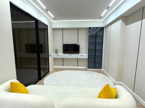 Μια τηλεόραση ή/και κέντρο ψυχαγωγίας στο Красивая трёхкомнатная квартира