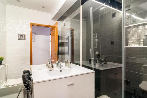 Ένα μπάνιο στο Apartamento para 6 hóspedes em Queluz próximo Lisboa,Sintra e Cascais