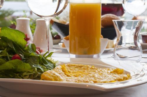 Comida en o cerca de este apartahotel