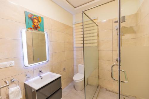 Un baño de AkraNova Apartments