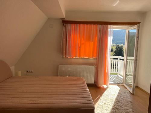 ŠišavaにあるPlaninska Draga Vlašićのベッドと大きな窓のある寝室