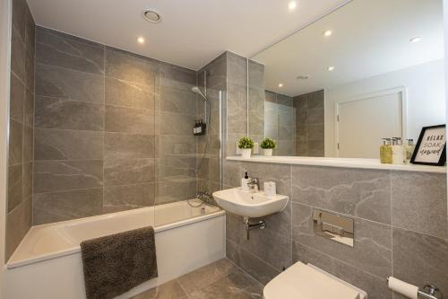 Koupelna v ubytování Royal Ebony by Smithstone properties