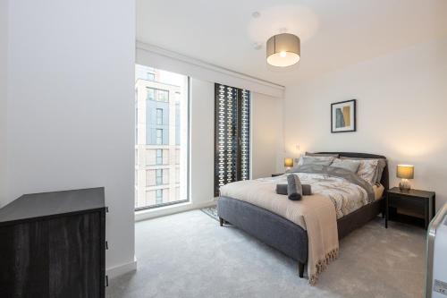 Postel nebo postele na pokoji v ubytování Royal Ebony by Smithstone properties