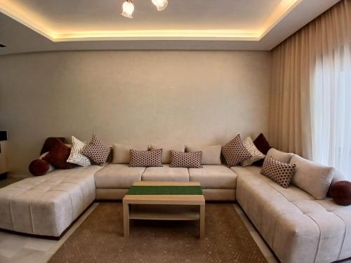 Cozy Studio Vue sur Piscine à Ocean Park Zenata City Eco的休息区