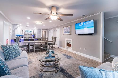 TV/trung tâm giải trí tại Luxury 3-Bedroom Condo Steps from Cocoa Beach