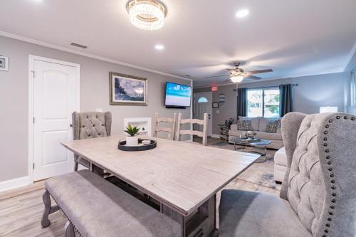 TV/trung tâm giải trí tại Luxury 3-Bedroom Condo Steps from Cocoa Beach