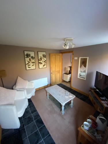 un soggiorno con un divano e un tavolino da caffè di Studio Twelve a Brecon