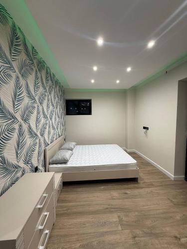 Aghk'ilisacozy and warm apartment的带床和墙的卧室