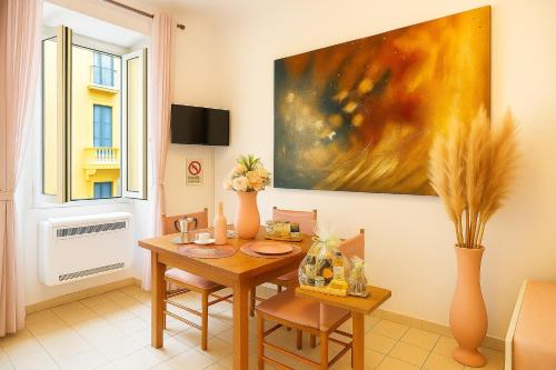 TV/Unterhaltungsangebot in der Unterkunft Colosseum window 1800-Romantic apartment Rome