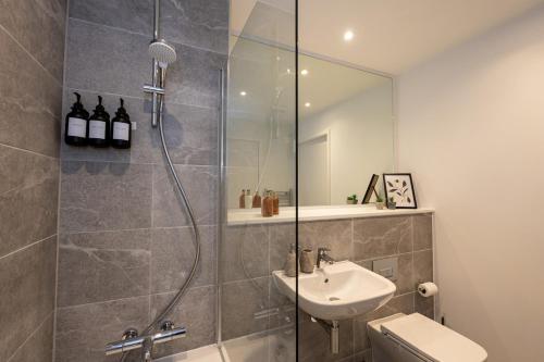 ein Badezimmer mit Dusche, Waschbecken und Toilette in der Unterkunft Pet friendly 2BR near Piccadilly in Manchester