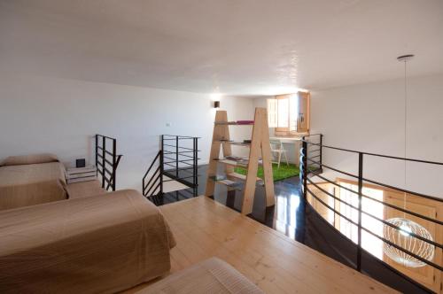 Cette chambre comprend un lit et un bureau. dans l'établissement Villa Petra Viva, à Ugento