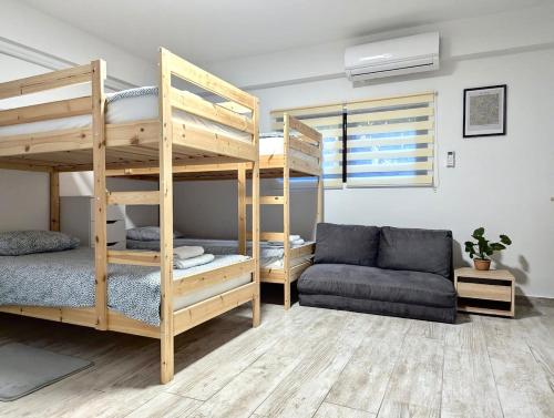 赛斯韦泰Sesvete Studio w Garden View的有两张双层床和一张沙发的房间