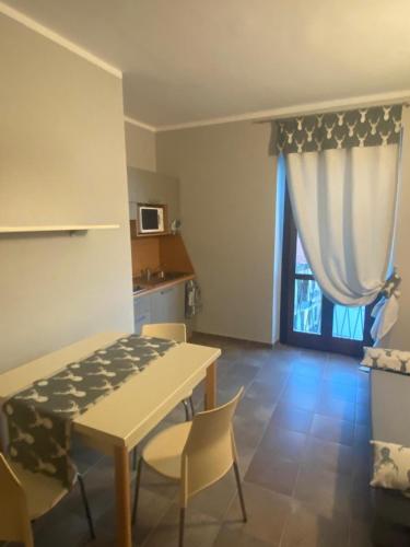 弗拉博萨索普拉纳Appartamento Frabosa的厨房兼餐厅，配有桌椅