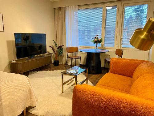 Un televizor și/sau centru de divertisment la Studio Esterinkatu