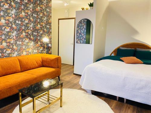 Un pat sau paturi într-o cameră la Studio Esterinkatu