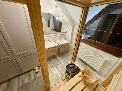 Un baño grande con lavabo y espejo. en Tatra Family Loft, en Vysoké Tatry