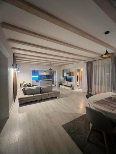 Garden Retreat Keyhouse في برانْ: غرفة معيشة كبيرة مع أريكة وطاولة