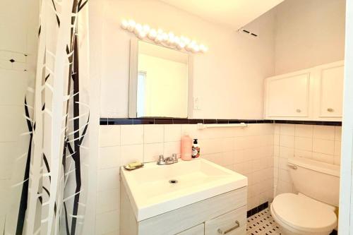 Phòng tắm tại Cottage like home in Toronto